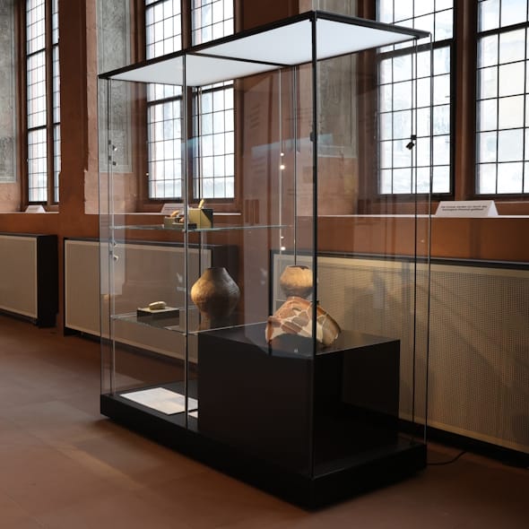 Demountable display cases