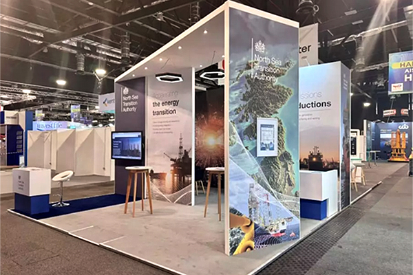 access_exhibitionstand2 Expo stand arranged diagonally across its floor space